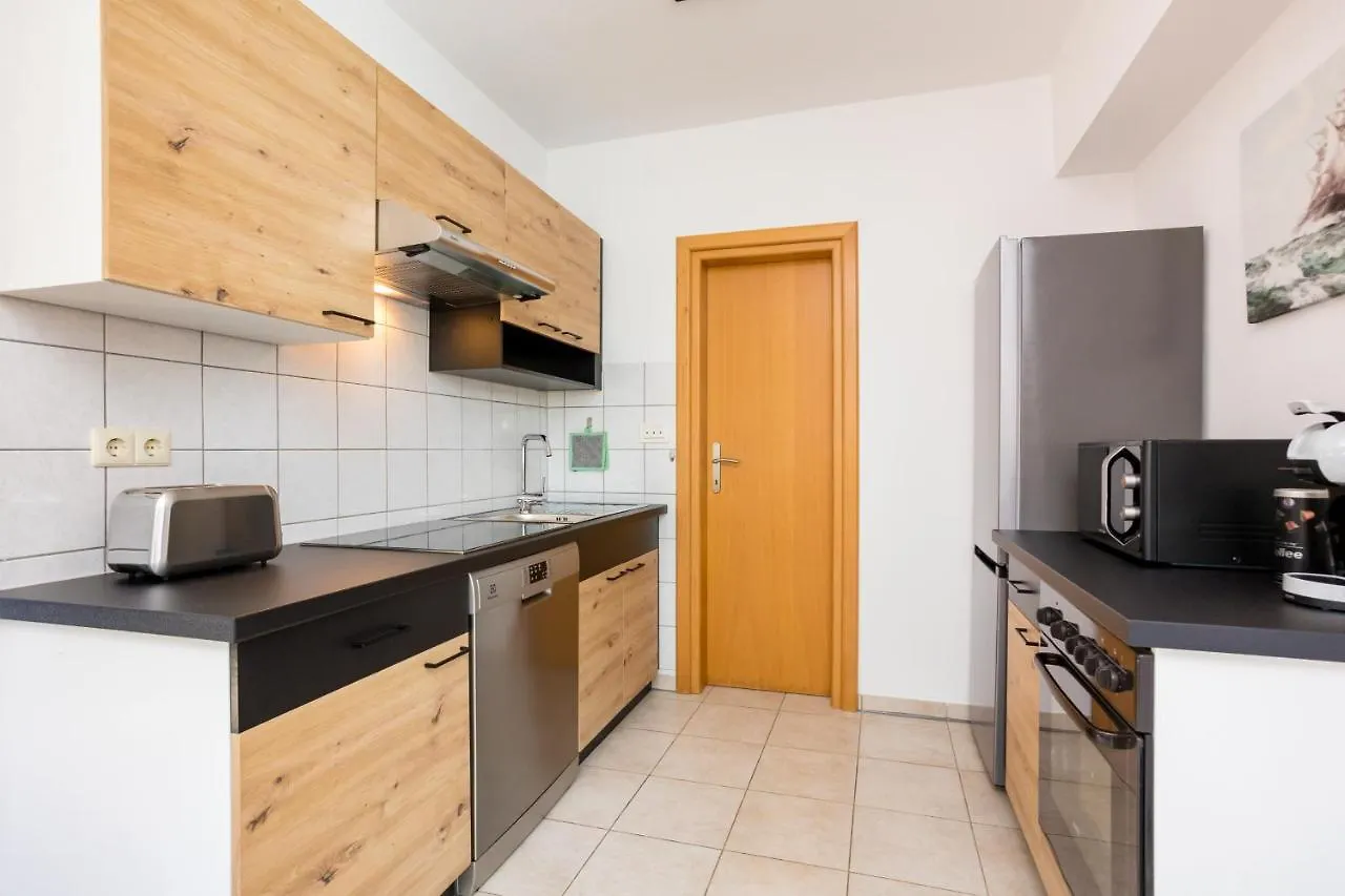 Apartments Sara Milohnici 0*,