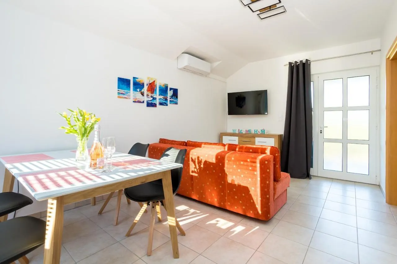 Apartments Sara Milohnici