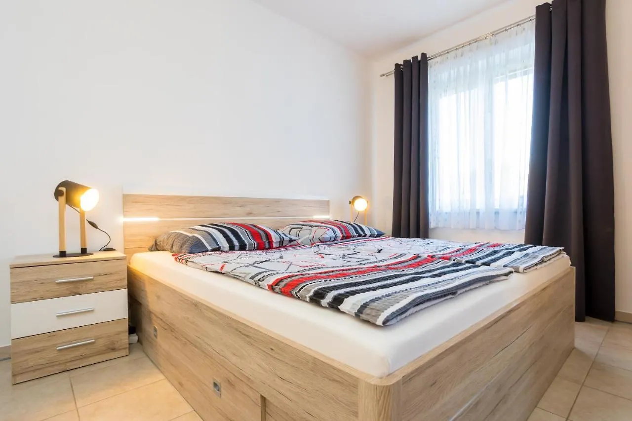 Apartments Sara Milohnici 0*,